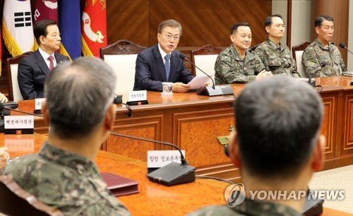Tổng thống Moon Jae In họp với các tướng lĩnh Hàn Quốc tại Bộ Quốc phòng ngày 17-5 - Ảnh: Yonhap