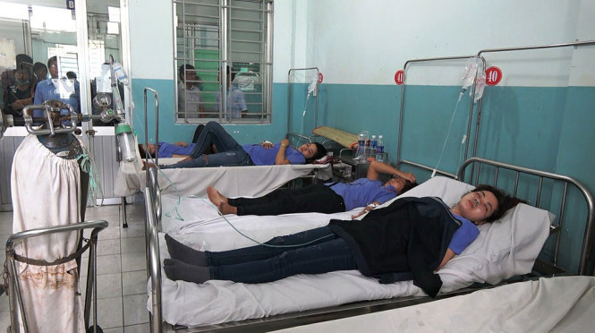 Các công nhân đang điều trị tại bệnh viện sáng 17-5 - Ảnh: HẢI HIẾU