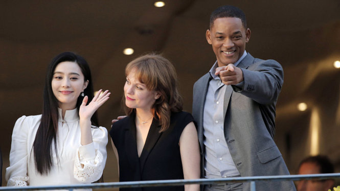 Phạm Băng Băng xuất hiện bên cạnh Will Smith và các thành viên ban giám khảo Cannes - Ảnh: Sina