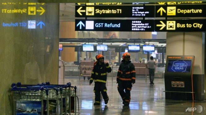 Lính cứu hỏa kiểm tra toàn thể nhà ga số 2 của sân bay Changi sau khi dập lửa - Ảnh: AFP