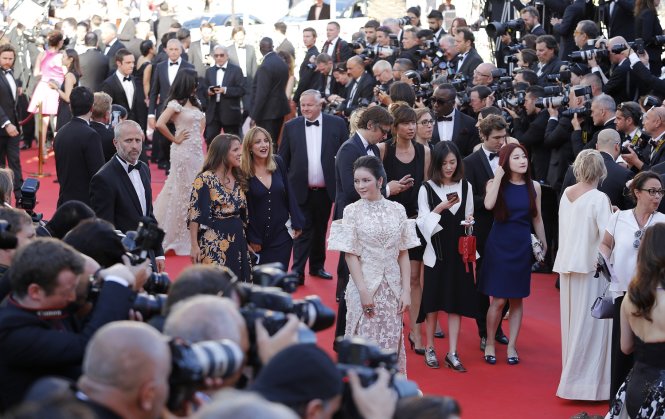 Hình ảnh Lý Nhã Kỳ trên thảm đỏ Cannes tối 17-5 (giờ Cannes) do ê-kip của cô mới gửi về.