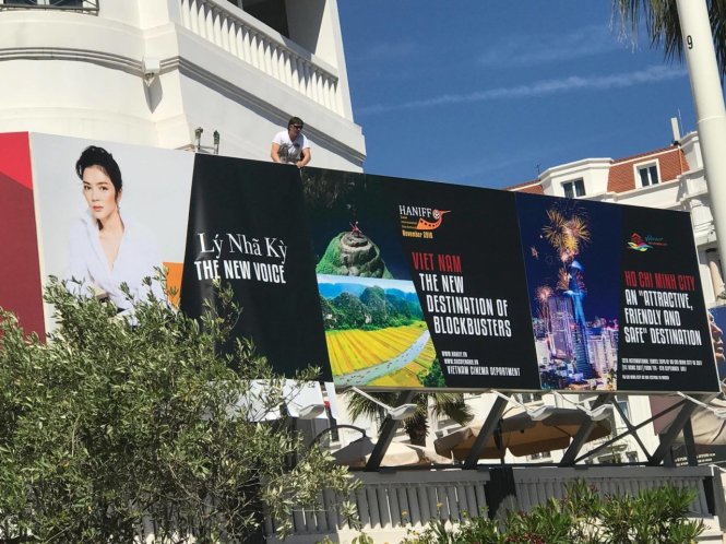 Hình ảnh thực tế Lý Nhã Kỳ tại Cannes được đặt cạnh 3 panel của Cục điện ảnh và Sở du lịch TP