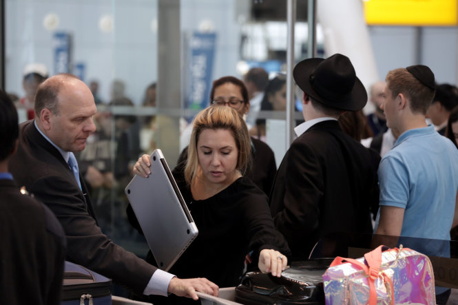 Kiểm tra hành lý hành khách tại sân bay quốc tế JFK tại New York, Mỹ, ngày 17-5 - Ảnh: Reuters