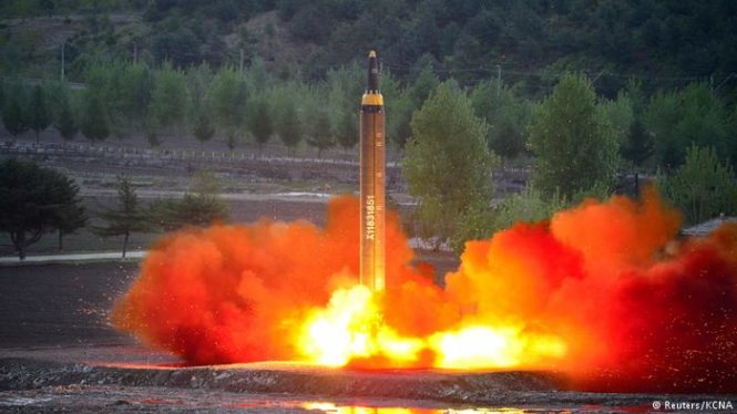 Tên lửa của Triều Tiên trong một cuộc phóng thử - Ảnh: Reuters
