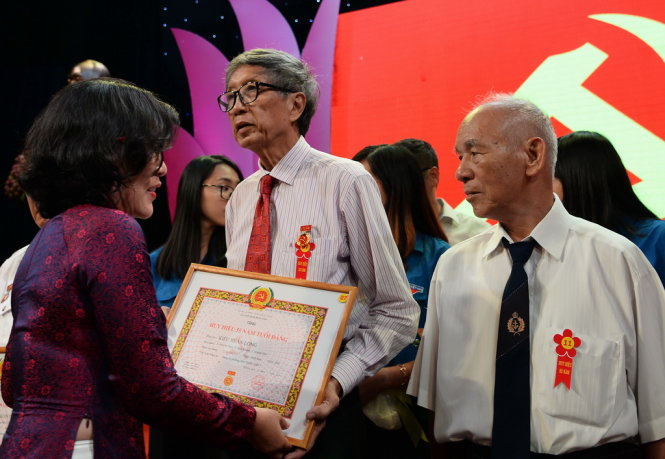 Cán bộ lão thành nhận huy hiệu 55 tuổi Đảng - Ảnh: Tự Trung
