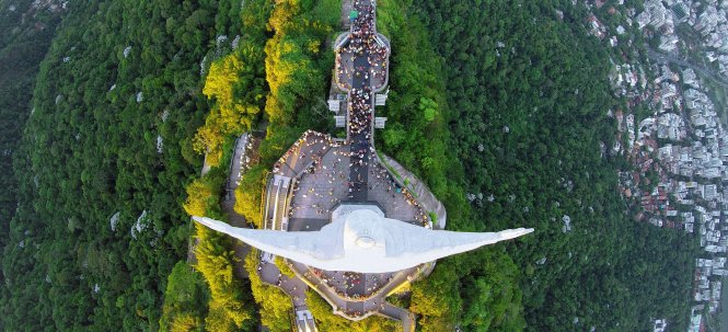 Tượng Chúa Kitô Cứu Thế ở Rio de Janeiro, Brazil nhìn từ trên cao, dưới chân tượng là đám đông du khách - Ảnh: Caters News Agency