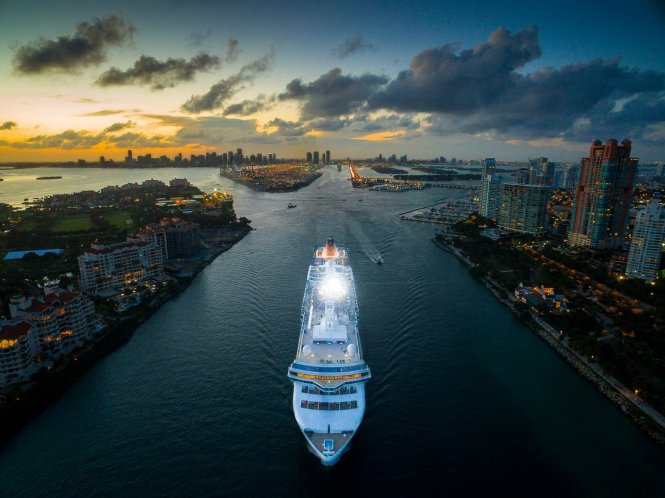 Con tàu lướt qua tuyến đường thủy ở Miami khi mặt trời lặn dưới chân trời - Ảnh: Caters News Agency