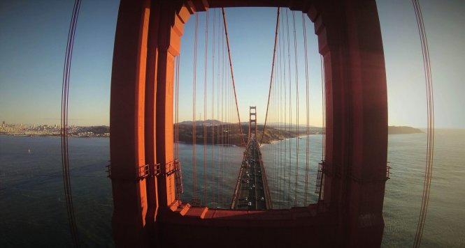 Cầu Cổng vàng ở San Francisco từ một góc nhìn vô cùng độc đáo - Ảnh: Caters News Agency