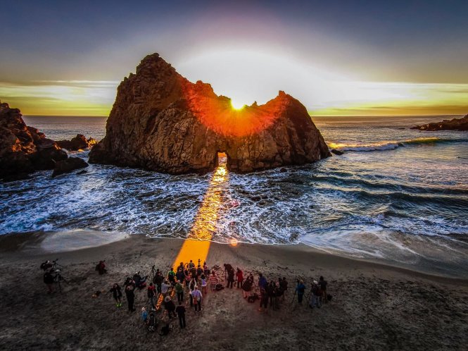 Chùm sáng chiếu qua vòm một vách đá ở bãi biển Pfeiffer, Big Sur, California - Ảnh: Caters News Agency