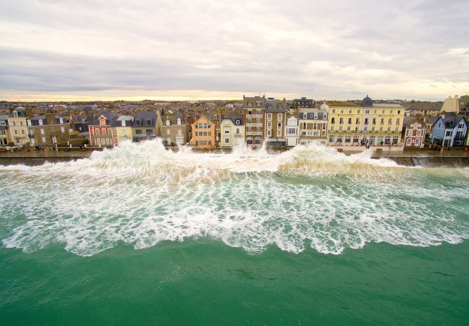 Sóng biển vỗ bờ dọc dãy nhà phố ở Saint-Malo, Pháp - Ảnh: Caters News Agency