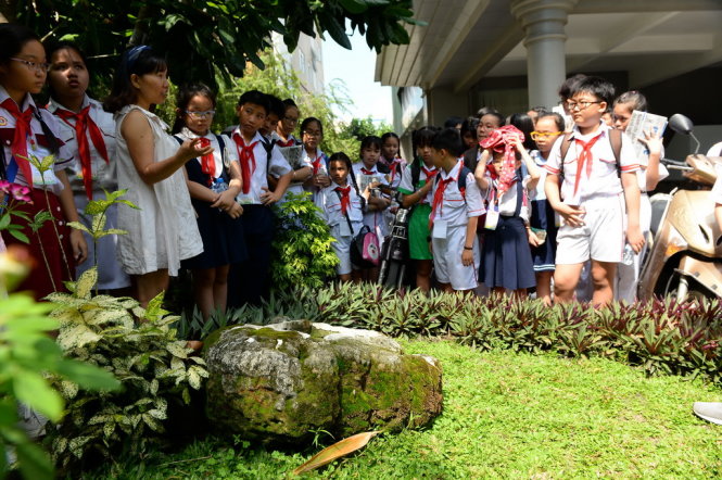 Các em đến tham quan mô hình bia chủ quyền Trường Sa tại báo Tuổi Trẻ - Ảnh: Hữu Khoa