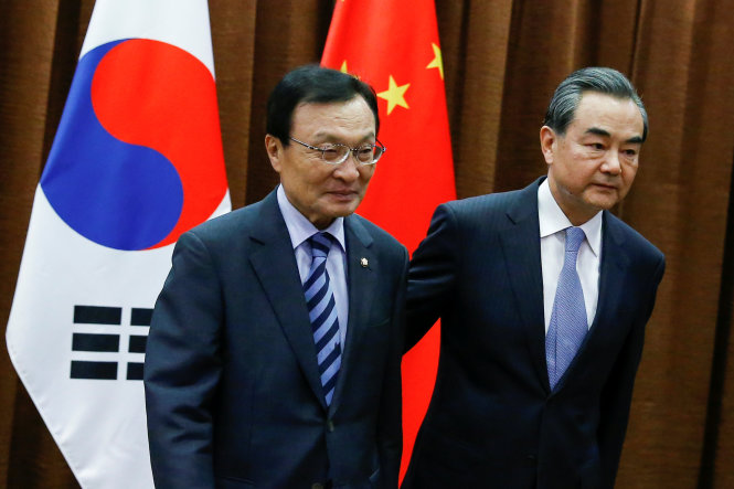 Ông Lee Hae Chan, đặc phái viên của tổng thống Hàn Quốc (trái) gặp Ngoại trưởng Trung Quốc Vương Nghị tại trụ sở Bộ Ngoại giao Trung Quốc ở Bắc Kinh ngày 18-5 - Ảnh: Reuters