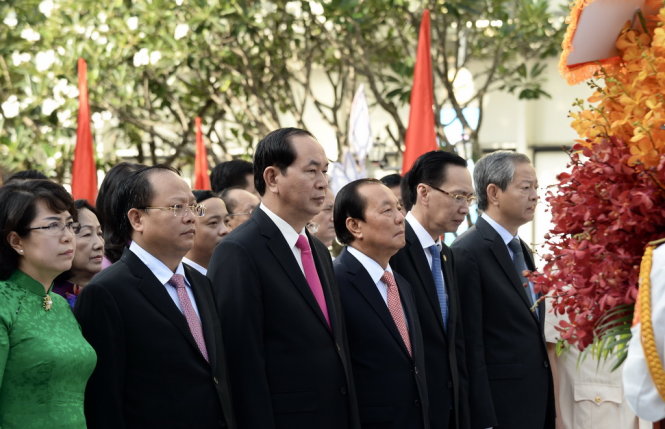 Trần Đại Quang và lãnh đạo TP.HCM dâng hoa lên Bác Hồ tại Công viên tượng đài Chủ tịch Hồ Chí Minh, sáng 18-5