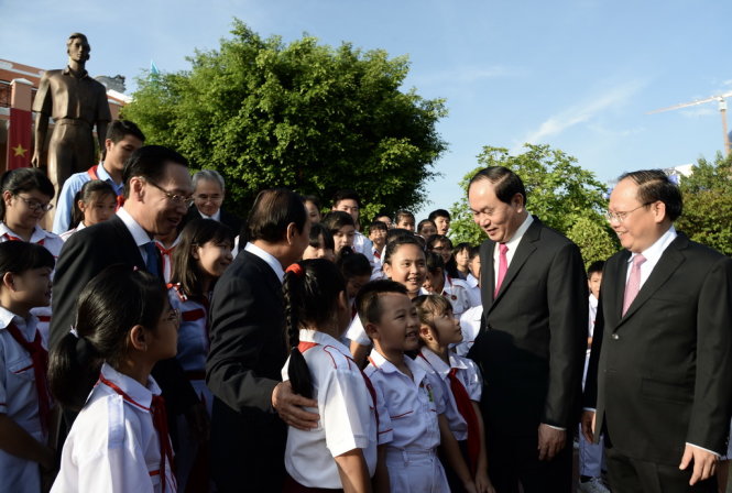 Trần Đại Quang và lãnh đạo TP.HCM trò chuyên cùng các học sinh đạt danh hiệu cháu ngoan Bác Hồ tại Bảo tàng Hồ Chí Minh (bến Nhà Rồng), sáng 18-5