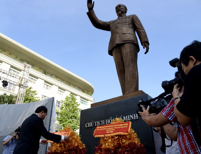 Trần Đại Quang và lãnh đạo TP.HCM dâng hoa lên Bác Hồ tại Công viên tượng đài Chủ tịch Hồ Chí Minh, sáng 18-5