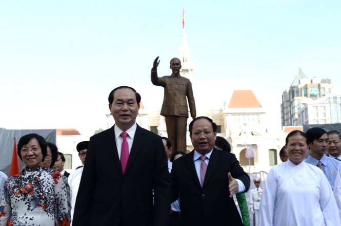 Trần Đại Quang (bên trái) và Phó Bí thư Thành uỷ tất Thành Cang trò chuyện bên lề buổi dâng hoa tại Công viên tượng đài Chủ tịch Hồ Chí Minh, sáng 18-5