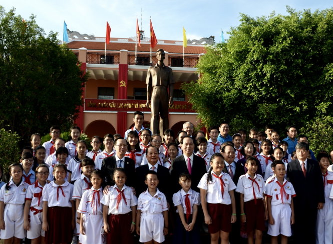 Trần Đại Quang và lãnh đạo TP.HCM trò chuyên cùng các học sinh đạt danh hiệu cháu ngoan Bác Hồ tại Bảo tàng Hồ Chí Minh (bến Nhà Rồng), sáng 18-5