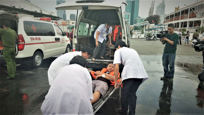 Người bị nạn nhanh chóng được sơ cứu và đưa đến bệnh viện - Ảnh: TÂM ĐỨC