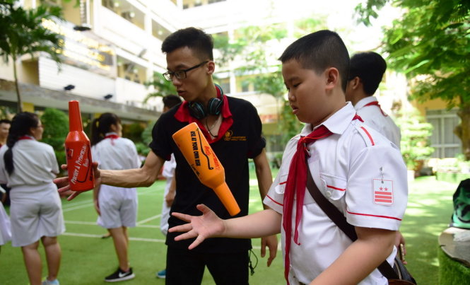 Học làm battender cùng các học viên trong trường - Ảnh: HỮU THUẬN