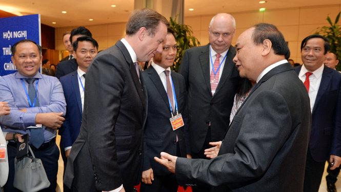Thủ tướng trao đổi với các đại biểu đại diện doanh nghiệp nước ngoài tại Việt Nam - Ảnh: Quốc Tuấn