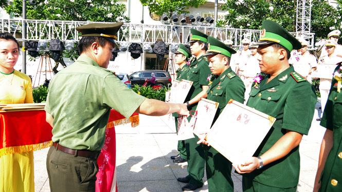 Thượng úy Trịnh Đông Nhựt (bìa phải) tại lễ tuyên dương “Thanh niên tiên tiến làm theo lời Bác” - Ảnh: C.K.