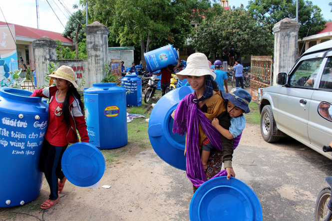 Bà con xã Ia Tul và Ia Kdăm (huyện Ia Pa, Gia Lai) háo hức nhận bồn chứa nước sạch về sử dụng - Ảnh: THÁI THỊNH