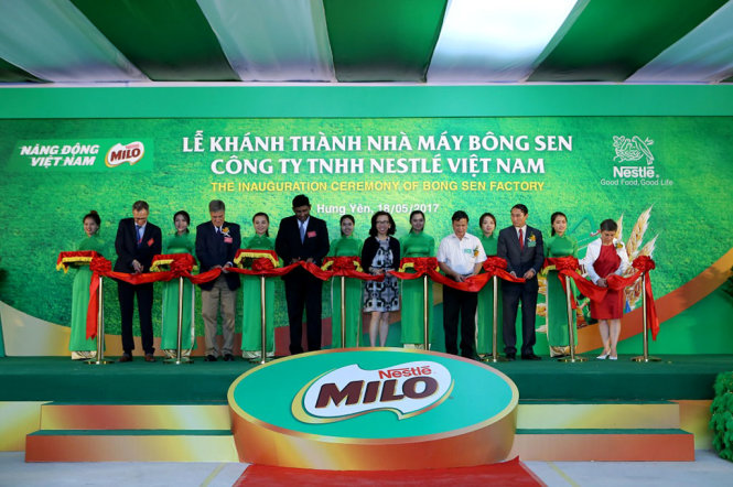 Các vị đại biểu đã cắt băng khánh thành nhà máy mới sản xuất MILO của Nestlé đặt tại khu công nghiệp Thăng Long II (Hưng Yên)