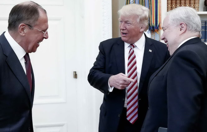 Tổng thống Donald Trump (giữa) tiếp Ngoại trưởng Nga Sergei Lavrov (trái) và Đại sứ Nga tại Mỹ Sergey Kislyak hôm 10-5 tại Nhà Trắng - Ảnh: Bộ Ngoại giao Nga
