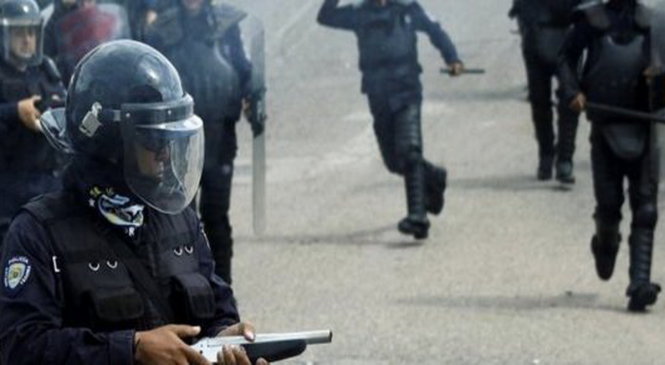 Cảnh sát chống bạo động ở San Cristobal - Ảnh: REUTERS
