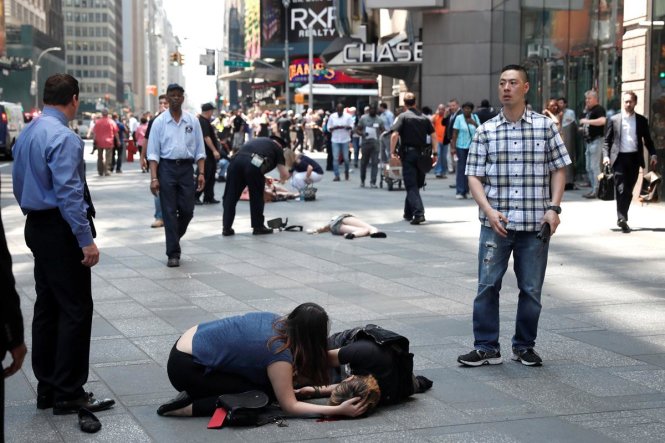 Hiện trường vụ xe lao vào đám đông ở New York ngày 18-5 (giờ Mỹ) - Ảnh: Reuters