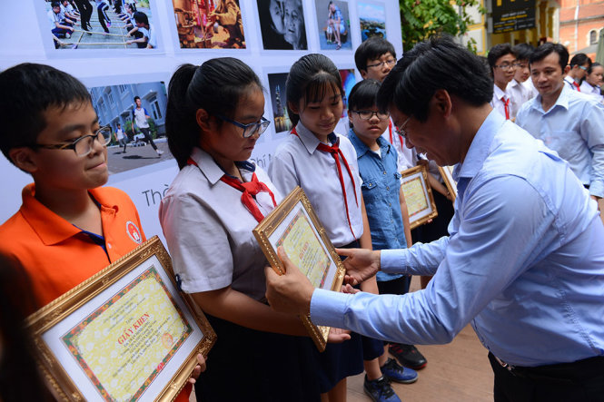 Ông Nguyễn Xuân Hoàn - Phó hiệu trưởng phụ trách Trường ĐH Công nghiệp thực phẩm TPHCM trao giải cho các học sinh THCS - Ảnh: QUANG ĐỊNH