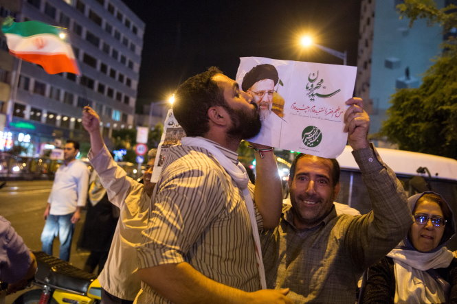Những người ủng hộ ứng viên Ebrahim Raisi ở thủ đô Tehran tối 17-5 - Ảnh: Reuters