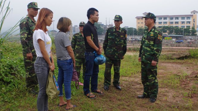 Cơ quan điều tra bắt giữ hai nghi phạm - Ảnh: Quang Anh