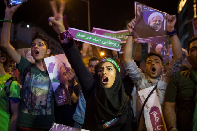 Người ủng hộ Tổng thống đương nhiệm Hassan Rouhani trong cuộc vận động ngày 17-5 ở thủ đô Tehran - Ảnh: Reuters