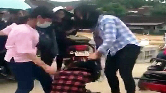 Hình ảnh hai nữ sinh đánh hội đồng nữ sinh cùng trường THPT Tân Kỳ, huyện Tân Kỳ, Nghệ An xuất hiện trên mạng xã hội - Ảnh: D.Hòa cắt từ video clip