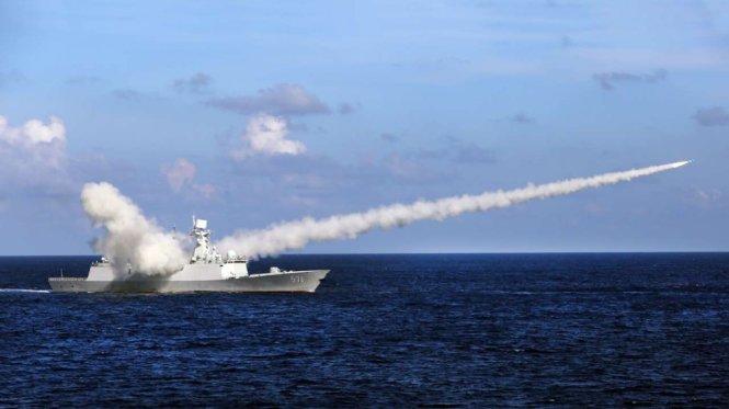 Tàu chiến Trung Quốc bắn tên lửa trong một cuộc tập trận gần quần đảo Hoàng Sa của Việt Nam năm 2016 - Ảnh: SCMP
