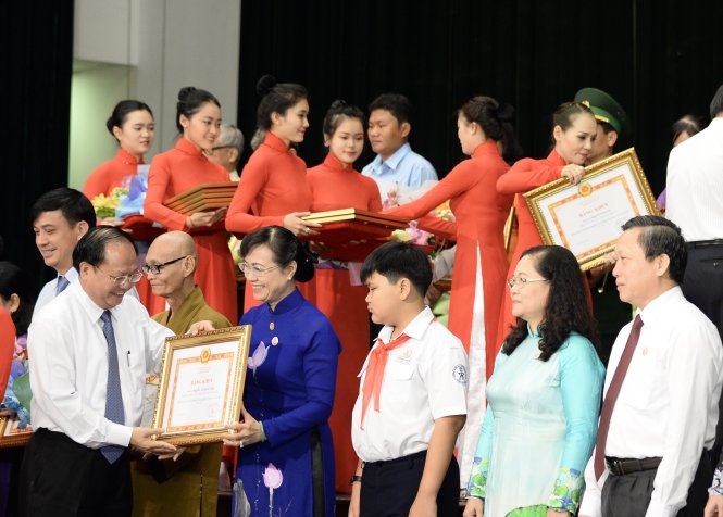 Ông Tất Thành Cang, Phó Bí thư Thành uỷ TP.HCM trao bằng khen cho tập thể, cá nhân thực hiện tốt học tập và làm theo tư tưởng, đạo đức, phong cách Hồ Chí Minh, sáng 19-5 - Ảnh: Tự Trung