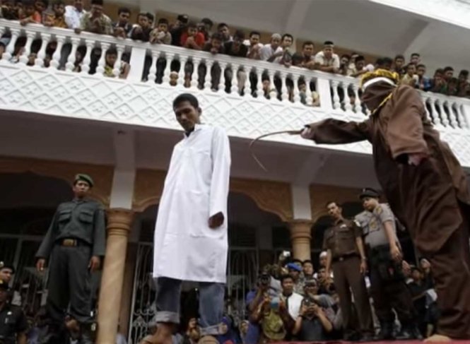 Người đồng tính từng bị phạt đánh roi ở chốn công cộng tại Indonesia - Ảnh: Youtube