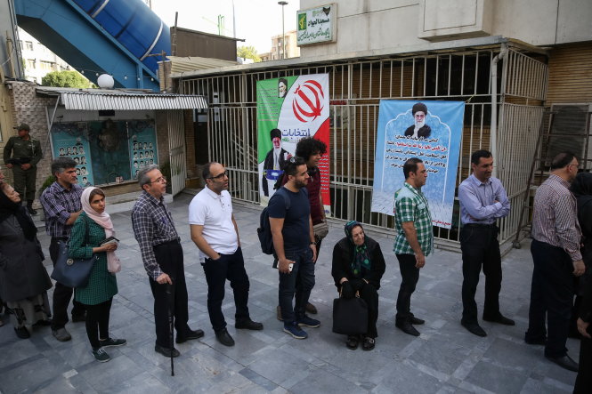 Cử tri Iran ở thủ đô Tehran chờ bỏ phiếu sáng 19-5 - Ảnh: Reuters