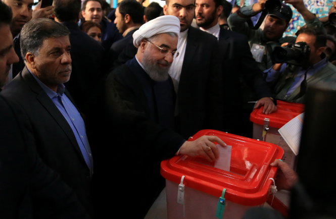 Tổng thống Iran Hassan Rouhani bỏ phiếu tại thủ đô Tehran sáng 19-5 - Ảnh: Reuters