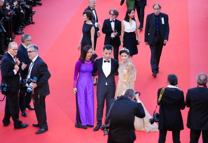 Đạo diễn Hồng Ánh (áo dài tím) và hai diễn viên phim Đảo của dân ngụ cư trên thảm đỏ Cannes ngày khai mạc - Ảnh: Yan