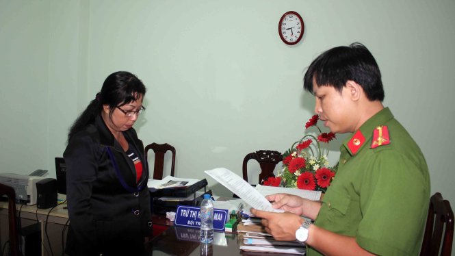 Tống đạt quyết định bắt giam bà Ngô Thị Bích Vân - Ảnh: Phan Tại