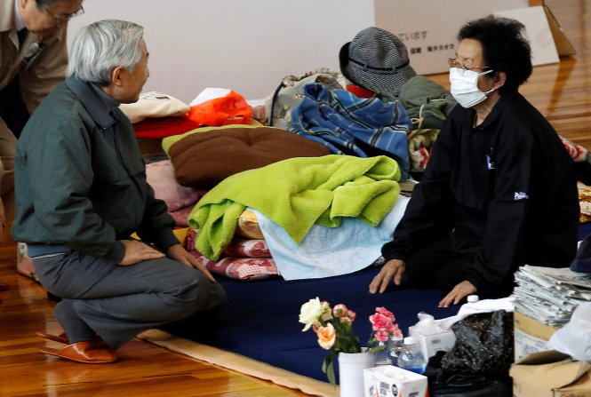 Nhật hoàng Akihito bình dị đi thăm người dân sơ tán tại Fukushima sau trận động đất - sóng thần xảy ra vào tháng 3-2011 ở Nhật - Ảnh: Reuters