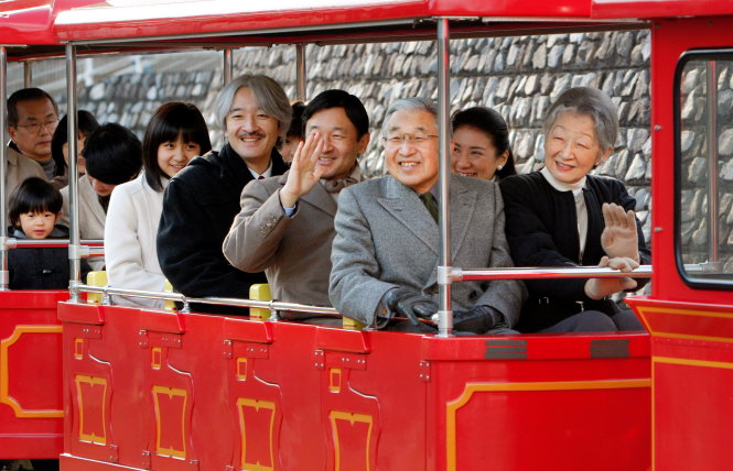 Nhật hoàng Akihito cùng các thành viên hoàng gia thăm khu công viên trẻ em ở Yokohama vào tháng 12-2009 nhân kỷ niệm 50 năm ngày cưới của Nhật hoàng. Từ phải sang: Hoàng hậu Michiko, công nương Masako, Nhật hoàng Akihito, Thái tử Naruhito, Hoàng tử Akishino, Công chúa Kako, Công chúa Kiko và hoàng tử Hisahito, cùng ngồi trên xe điện đi thăm quan - Ảnh: Reuters
