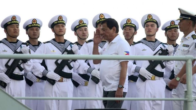 Tổng thống Philippines Rodrigo Duterte lên thăm tàu chiến Trung Quốc khi nó ghé thăm thành phố Davao, Philippines hồi đầu tháng này - Ảnh: EPA