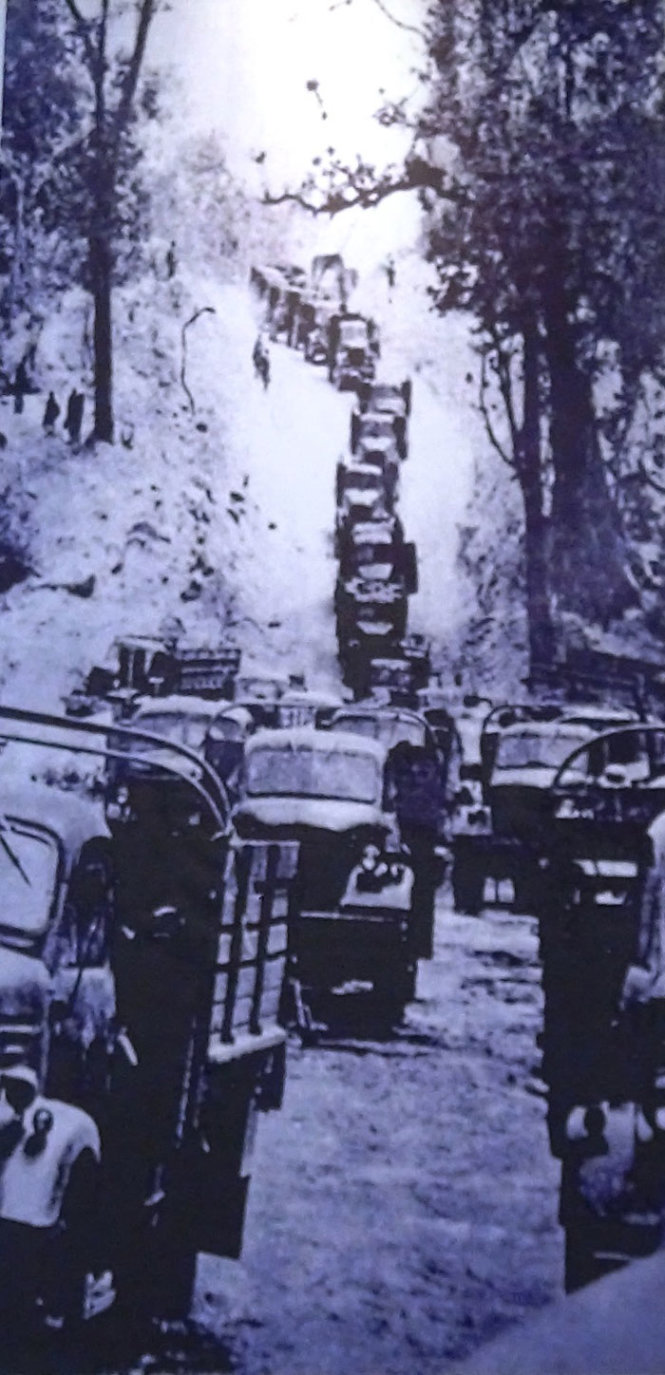 Xe chuyển hàng và quân trong chiến dịch trên đường Trường Sơn