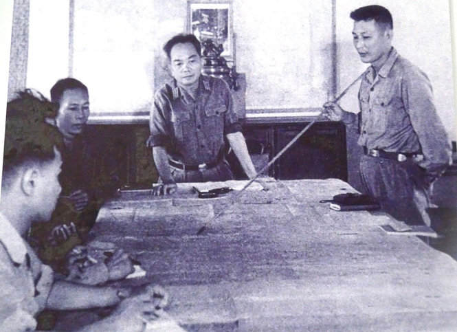 Đại tướng Võ Nguyên Giáp cùng Bộ tổng tham mưu bàn kế hoạch tác chiến chuẩn bị chiến dịch đường 9 - Nam Lào