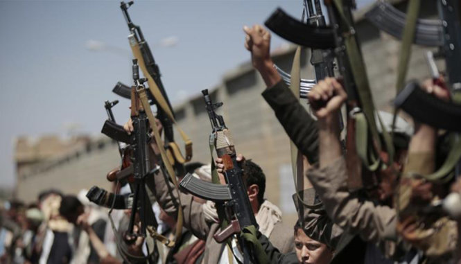 Các tay súng của phiến quân Houthi - Ảnh: AP