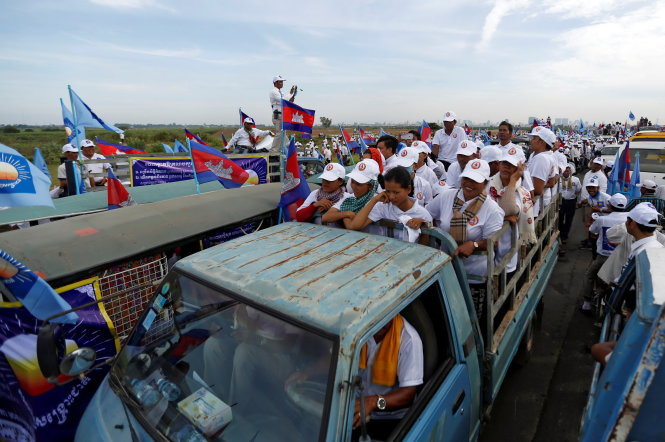 Người ủng hộ đảng CPP trên đường tụ tập mít tinh tại Phnom Penh với bên cạnh là người của đảng CNRP - Ảnh: Reuters