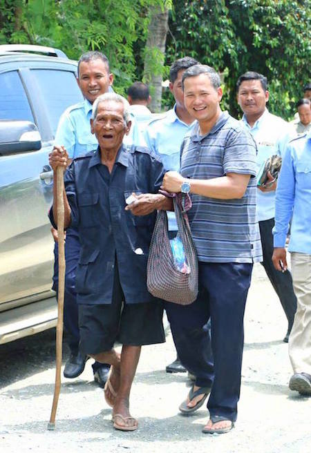 Ông Hun Manet - con trai của thủ tướng Campuchia Hun Sen cũng có mặt tại tỉnh Kampong Speu để gặp cử tri. Trong ảnh đưa trên tài khoản Facebook hôm 18-5, người ta thấy ông Manet tặng quà hỗ trợ người dân
